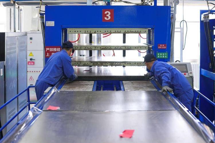 碳纤维制品成型制作工 巧手升级，玩转“新材料之王”